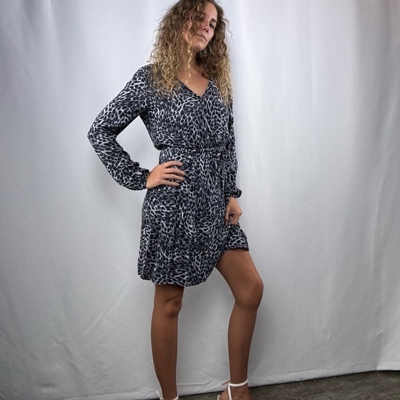 Bella Dahl Long Sleeve Animal Print Mini Dress in Grey Size Extra Small - Picture 9 of 11